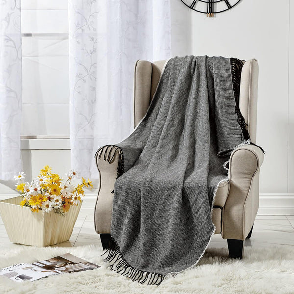 Black and White Soft Textured Woven&nbsp;Chevron Throw Blanket with Fringe Tassels – 50"x60"